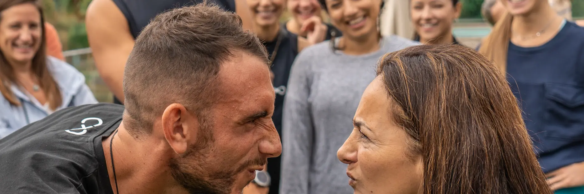 Dos personas de un equipo compartiendo un ejercicio durante una jornada