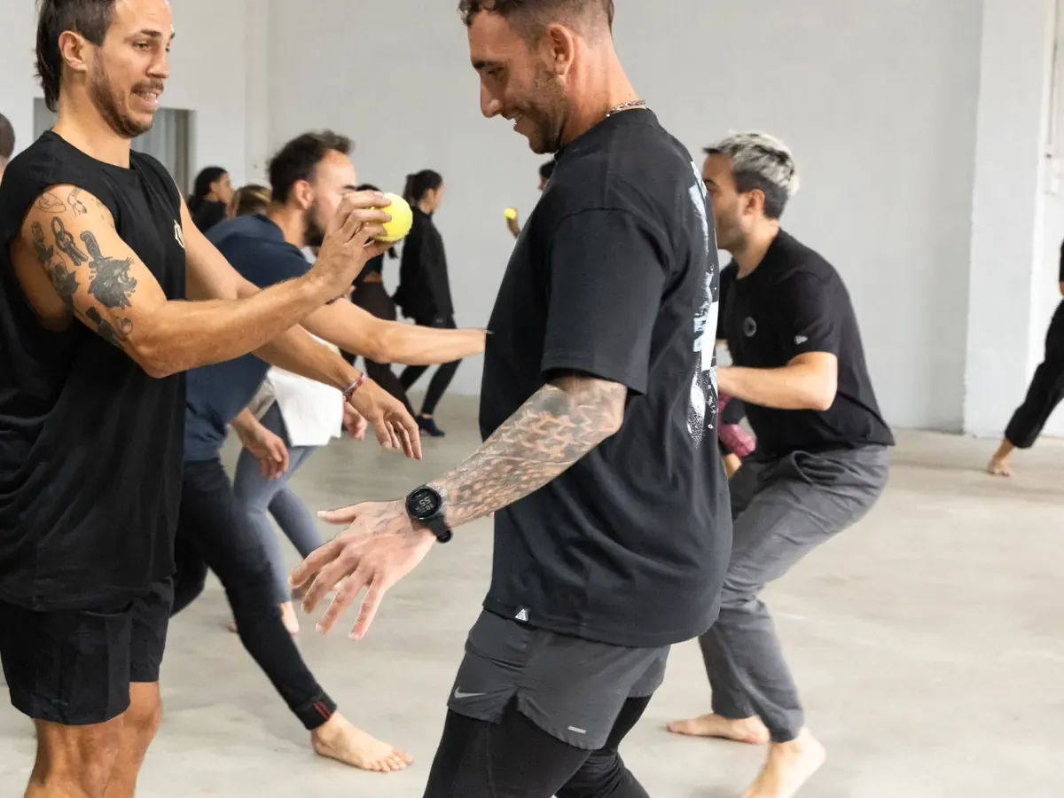 Mauricio de la Rosa guiando una sesión de movimiento con un equipo