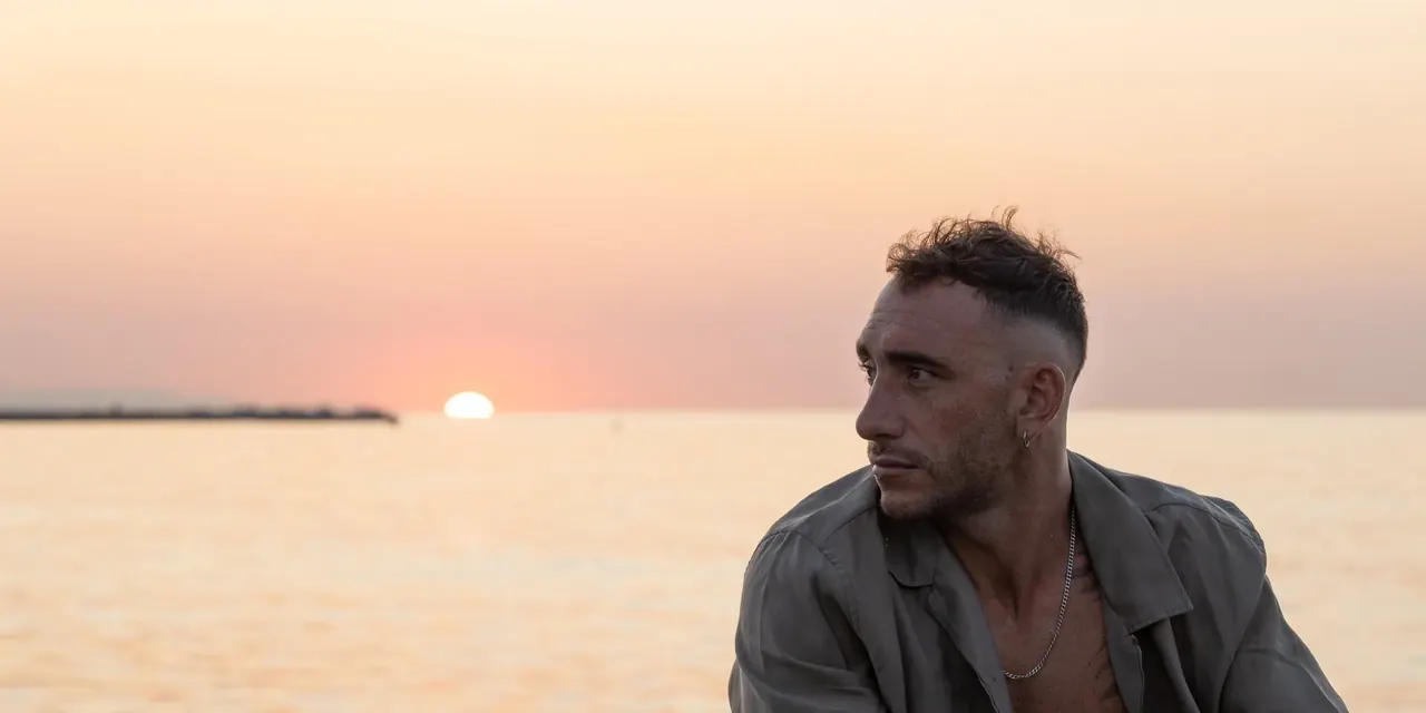 Mauricio de la Rosa, sereno, frente al mar al atardecer