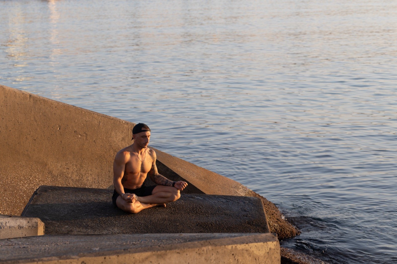 Mauricio de la Rosa en meditación junto al mar